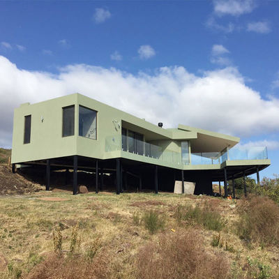 تصميم إبداعي لغرفتين نوم. إطار فولاذ خفيف مصنوع مسبقًا منزل للعائلة الواحدة.